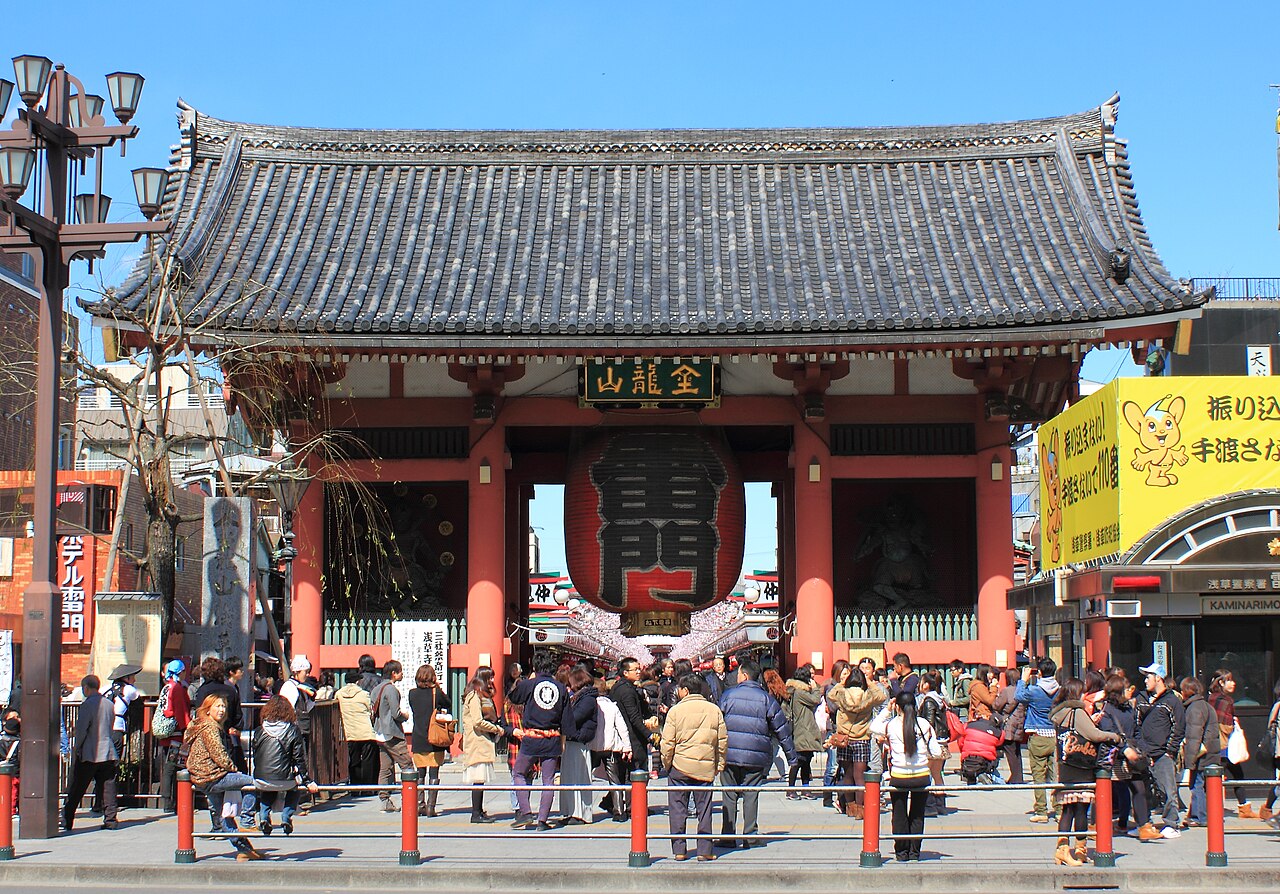 Senso-ji Kaminarimon gate in Asakusa — Tokyo walking tour